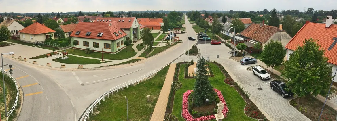 Abda látképe a főtérrel és a községházával